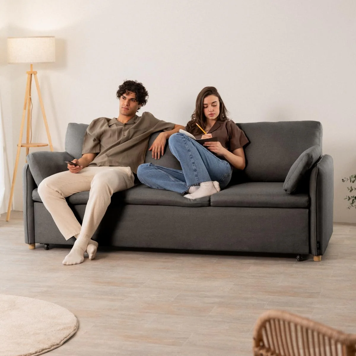 Sofá cama 3 plazas convertible gris oscuro con almohadas